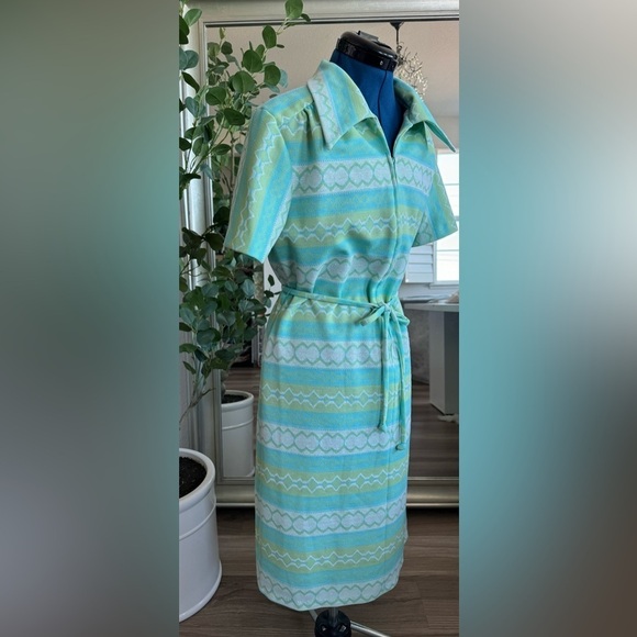 Vintage Dresses & Skirts - Vintage 70s Flutterby Mod Go Go Geometric Collared Zip Belt Dress